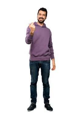 Sweatshirt 'lü yakışıklı bir adamın eli ile gelmesi için davet ettiği uzun bir fotoğraf. İzole edilmiş beyaz arka plana gelmene sevindim.