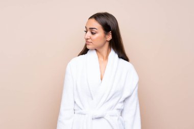 Bornozlu genç bir kız izole edilmiş arka plan görünümlü.