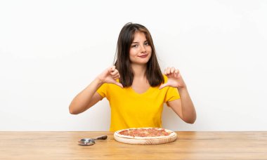 Pizzalı beyaz kız gururlu ve kendini beğenmiş.