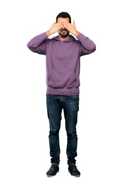 Eşofmanlı yakışıklı bir adamın, izole edilmiş beyaz arka plan üzerinden gözlerini kapatırken tam boy fotoğrafı.