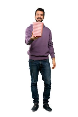 Popcorns yeme kazak ile yakışıklı adam