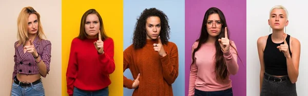 Conjunto Mujeres Sobre Fondos Coloridos Frustrados Apuntando Hacia Frente — Foto de Stock