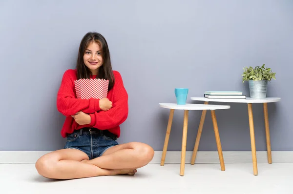 Young Woman Sitting Floor Holding Popcorns — Stock Photo, Image