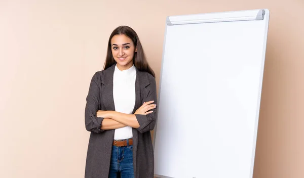 Junge Frau Hält Vortrag Auf Whiteboard Und Lächelt Viel — Stockfoto