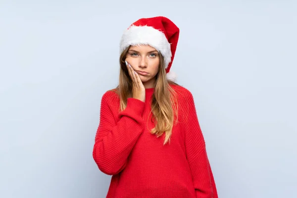 Fille Avec Chapeau Noël Sur Fond Bleu Isolé Malheureux Frustré — Photo