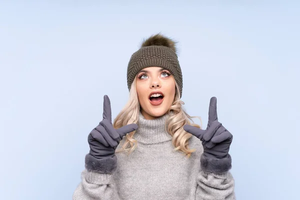 Giovane Adolescente Con Cappello Invernale Sfondo Blu Isolato Che Punta — Foto Stock