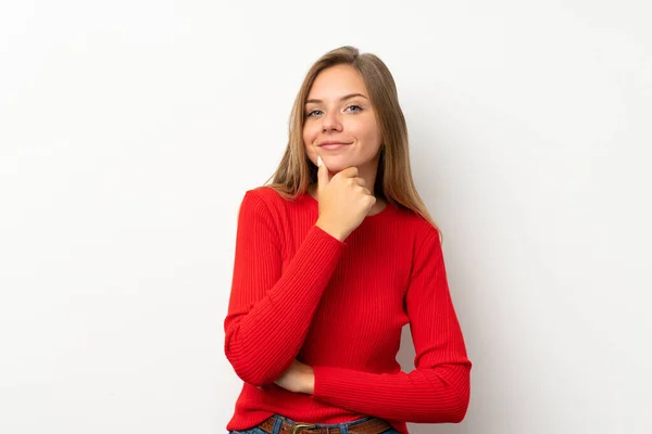 Mujer Rubia Joven Con Suéter Rojo Sobre Fondo Blanco Aislado —  Fotos de Stock