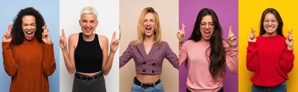 Conjunto Mujeres Sobre Fondos Coloridos Con Los Dedos Cruzando — Foto de Stock