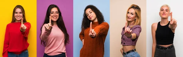 Frauen Mit Buntem Hintergrund Die Einen Finger Zeigen Und Heben — Stockfoto