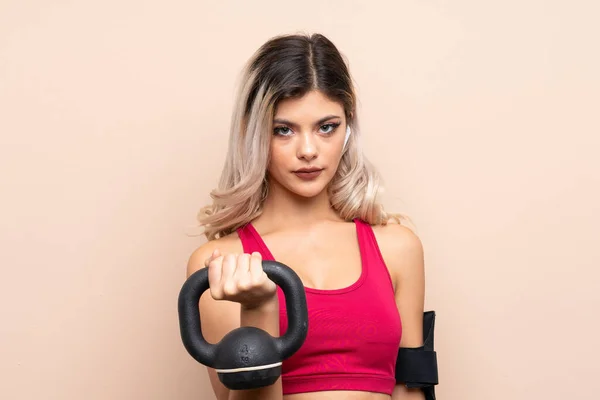 Teenager Sportovní Dívka Přes Izolované Pozadí Dělat Vzpírání Kettlebell Při — Stock fotografie