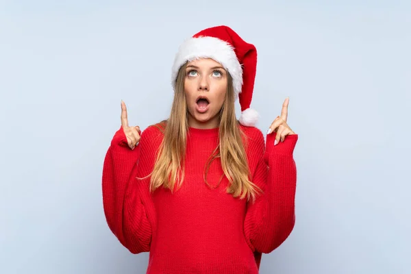 Fille Avec Chapeau Noël Sur Fond Bleu Isolé Pointant Avec — Photo