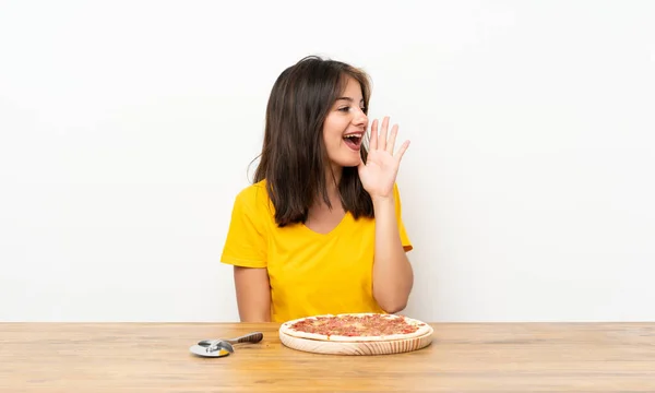 口を大きく開けて叫ぶピザを持つ白人の女の子 — ストック写真