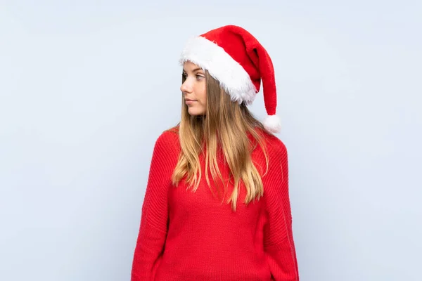 Chica Con Sombrero Navidad Sobre Fondo Azul Aislado Mirando Lado —  Fotos de Stock