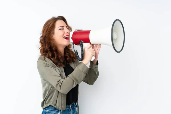 Jonge Russische Vrouw Geïsoleerde Witte Achtergrond Schreeuwen Door Een Megafoon — Stockfoto