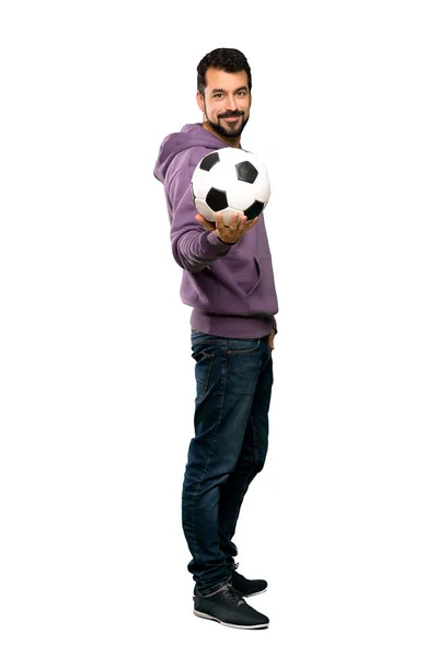 Schöner Mann mit Sweatshirt, der einen Fußball hält — Stockfoto