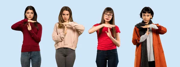 Frauen Auf Isoliertem Blauem Hintergrund Machen Auszeit Geste — Stockfoto