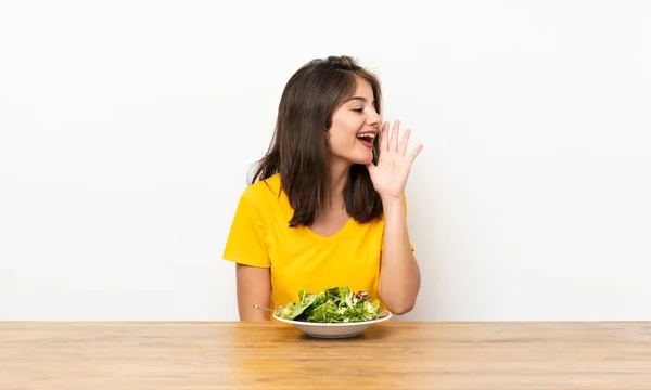 白人女孩与沙拉大喊大叫 嘴大张 — 图库照片