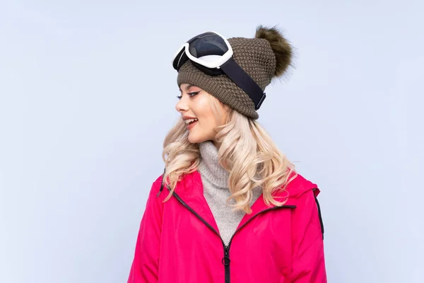 Skifahrer Teenager Mädchen Mit Snowboard Brille Über Isoliertem Blauen Hintergrund — Stockfoto