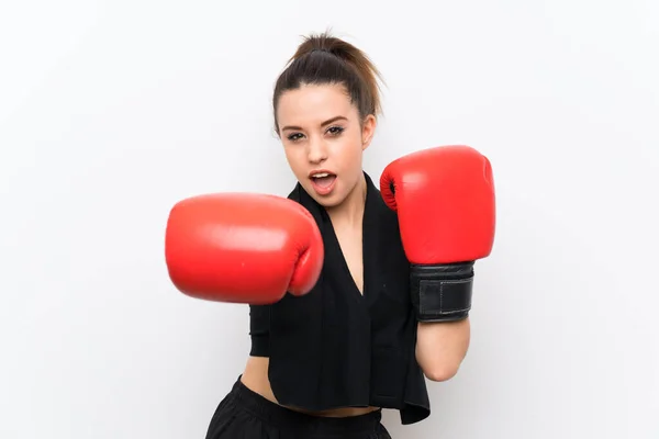 Giovane donna sportiva sopra il muro bianco con guanti da boxe — Foto Stock