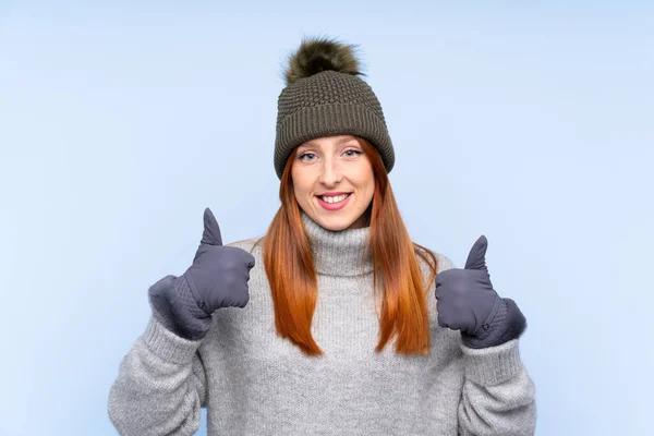 Jovem Ruiva Mulher Russa Com Chapéu Inverno Sobre Fundo Azul — Fotografia de Stock