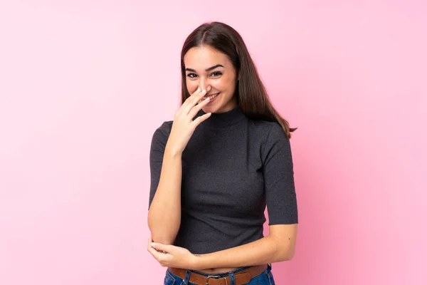 Chica Joven Sobre Fondo Rosa Aislado Sonriendo Mucho —  Fotos de Stock