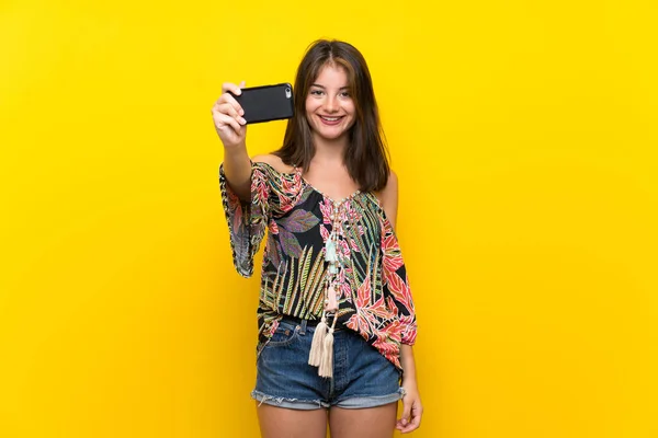 Blank Meisje Kleurrijke Jurk Geïsoleerde Gele Achtergrond Maken Selfie Met — Stockfoto