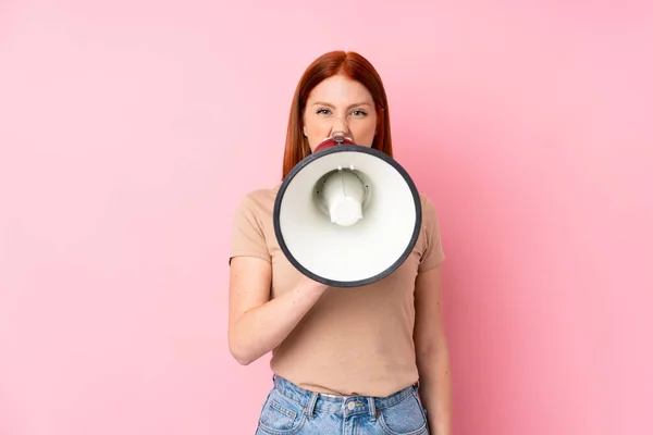 Young Redhead Woman Isolated Pink Background Shouting Megaphone — Stock Photo, Image