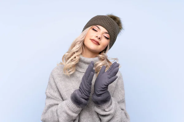 Mladý Teenager Dívka Zimní Klobouk Přes Izolované Modré Pozadí Aplauding — Stock fotografie