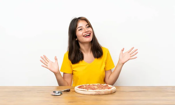 Kaukaskie Dziewczyna Pizza Niespodzianka Osoby Ekspresja — Zdjęcie stockowe