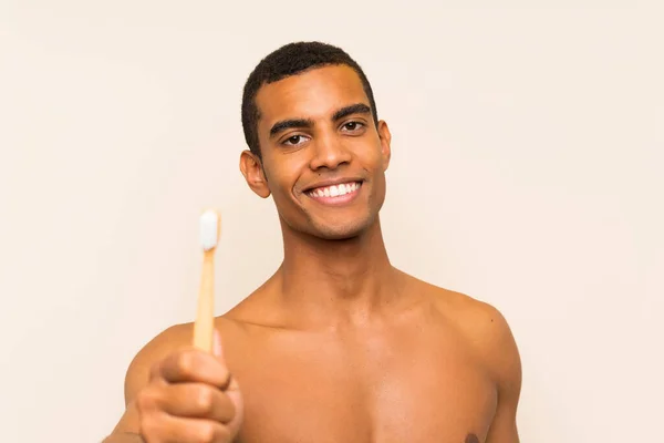 Młody przystojny brunetka człowiek szczotkowanie jego zęby — Zdjęcie stockowe