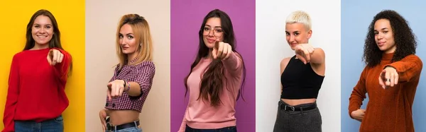 Set Donne Sfondi Colorati Punta Dito Contro Con Espressione Sicura — Foto Stock