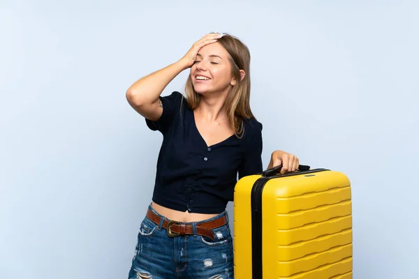 Reisende Blonde Frau Mit Koffer Hat Etwas Erkannt Und Die — Stockfoto