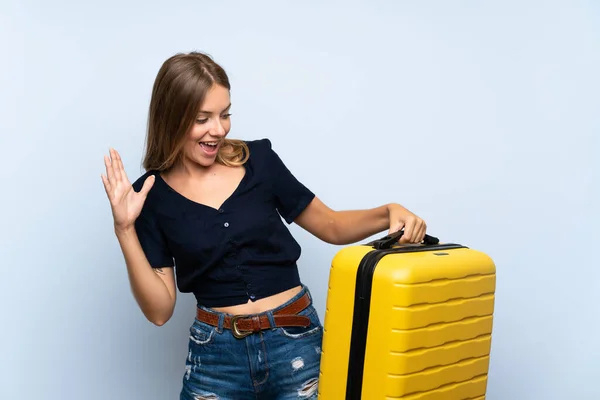 Mujer Rubia Viajera Con Maleta Celebrando Una Victoria — Foto de Stock