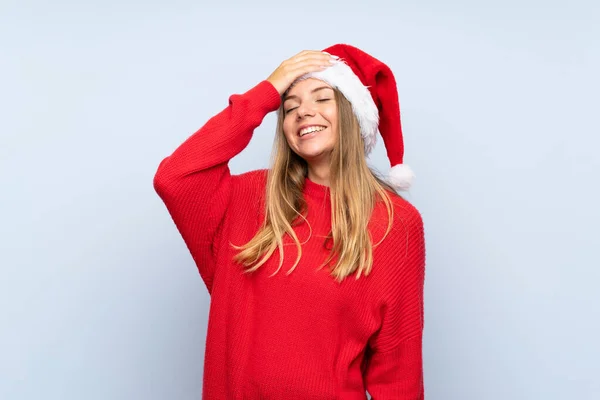 Chica Con Sombrero Navidad Sobre Fondo Azul Aislado Riendo — Foto de Stock