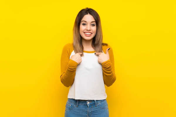 Mujer Joven Bonita Sobre Una Pared Amarilla Aislada Con Expresión —  Fotos de Stock