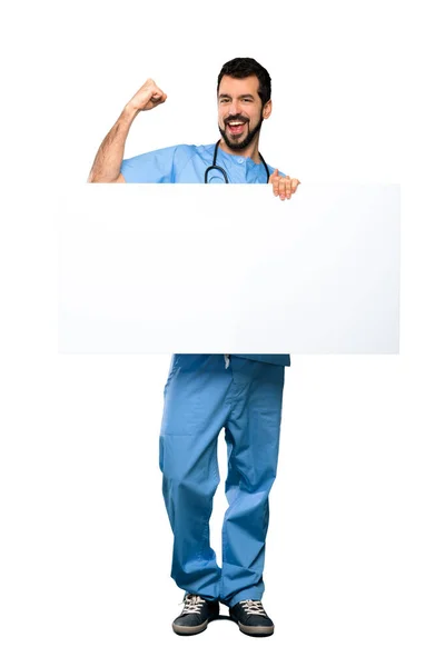 Cirurgião médico homem segurando um cartaz vazio — Fotografia de Stock