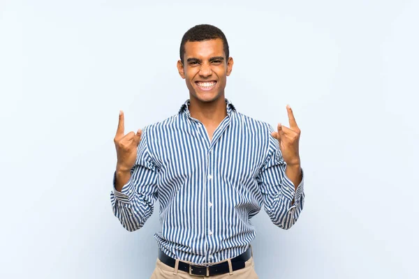 Jong Knap Brunette Man Geïsoleerd Blauw Achtergrond Maken Rock Gebaar — Stockfoto