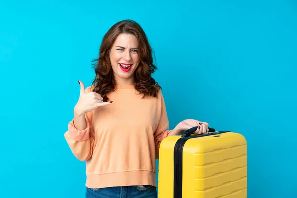 Mujer Viajero Con Maleta Sobre Fondo Azul Aislado Haciendo Gesto — Foto de Stock