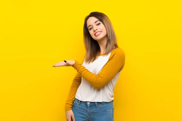 Jolie Jeune Femme Sur Mur Jaune Isolé Présentant Une Idée — Photo