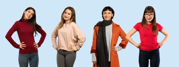 Conjunto Mulheres Sobre Fundo Azul Isolado Posando Com Braços Quadril — Fotografia de Stock