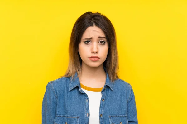 Giovane Donna Sfondo Giallo Triste — Foto Stock