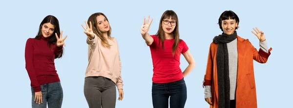Conjunto Mulheres Sobre Fundo Azul Isolado Feliz Contando Três Com — Fotografia de Stock