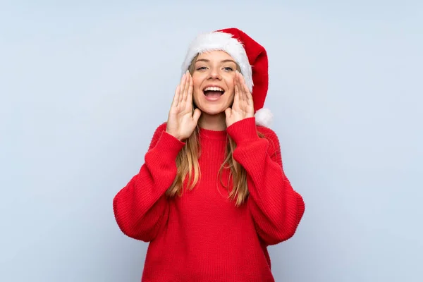 Chica Con Sombrero Navidad Sobre Fondo Azul Aislado Gritando Con —  Fotos de Stock