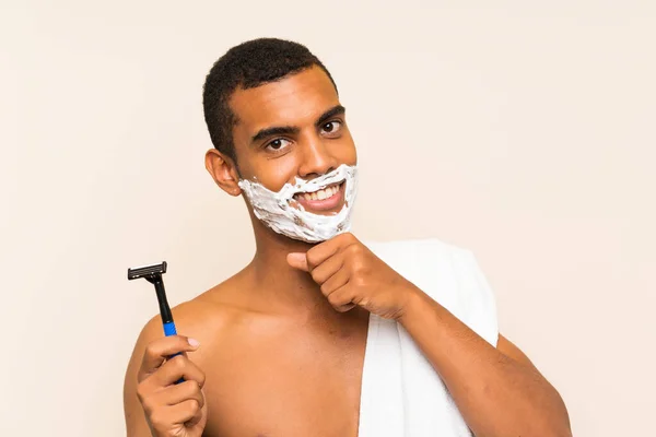 Jonge Knappe Man Scheren Zijn Baard Geïsoleerde Achtergrond Denken Een — Stockfoto