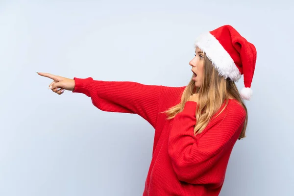 Fille Avec Chapeau Noël Sur Fond Bleu Isolé Pointant Doigt — Photo