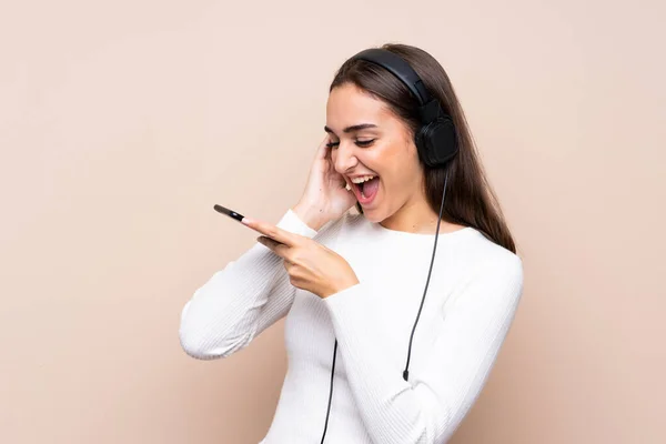 Νεαρή Γυναίκα Απομονωμένο Φόντο Χρησιμοποιώντας Κινητό Ακουστικά Και Τραγούδι — Φωτογραφία Αρχείου