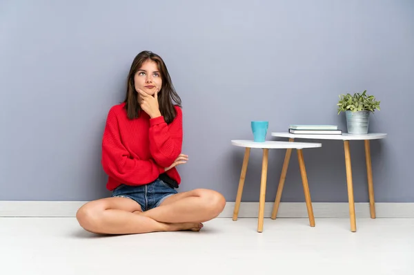 Mujer Joven Sentada Suelo Pensando Una Idea — Foto de Stock