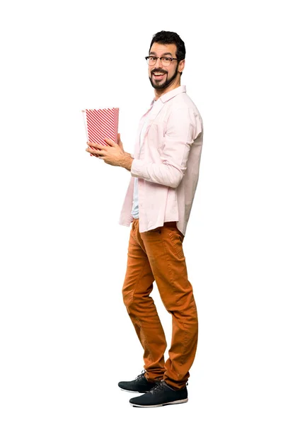 Bonito homem com barba comendo pipocas — Fotografia de Stock