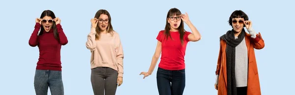 Uppsättning Kvinnor Över Isolerad Blå Bakgrund Med Glasögon Och Förvånad — Stockfoto