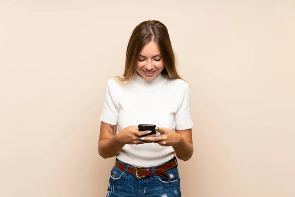 Mujer Rubia Joven Sobre Fondo Aislado Enviando Mensaje Correo Electrónico —  Fotos de Stock